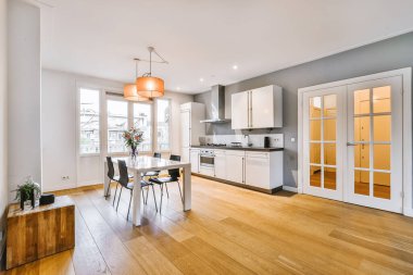 Parlak yemek odası.