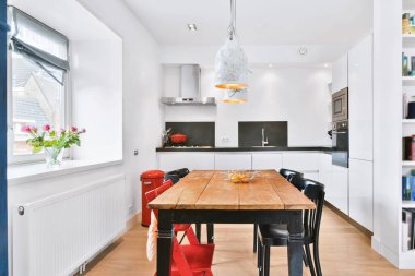 Parlak yemek odası.