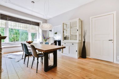 Geniş yemek odası.