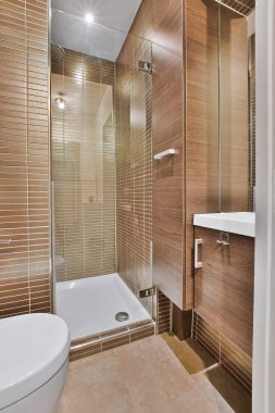 Küçük temiz tuvalet.