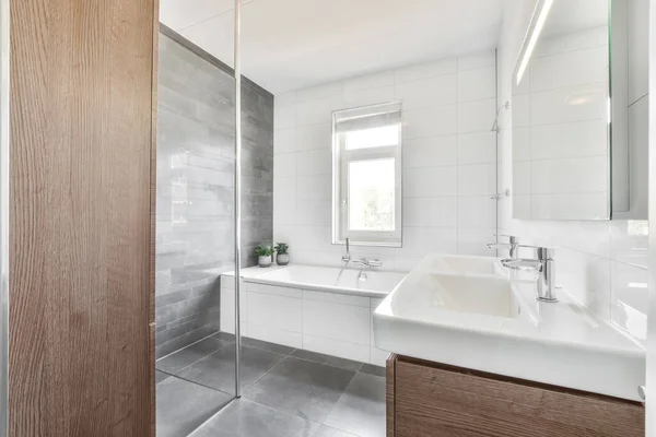 Элегантный дизайн ванной комнаты — стоковое фото