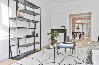 Yemek odasının içinde.