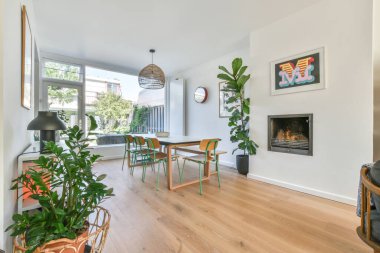 Yemek odasının içinde.