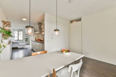 Yemek odasının içinde.