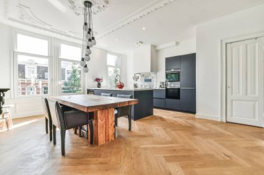 Parlak yemek odası.