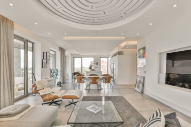 Yemek odasının içinde.