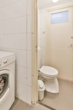 Küçük temiz tuvalet.