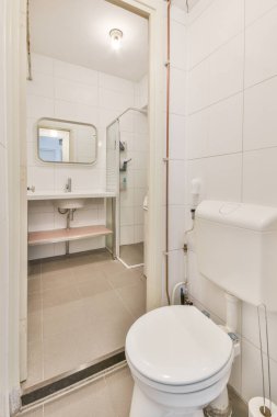 Küçük temiz tuvalet.