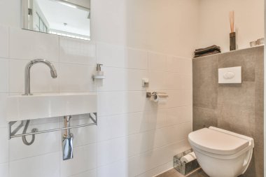 Küçük temiz tuvalet.