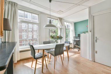 Yemek odasının içinde.