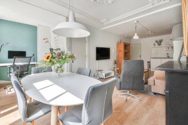 Yemek odasının içinde.