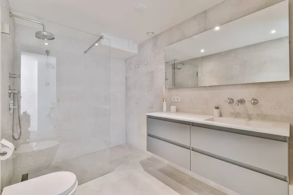 Елегантна ванна кімната дизайн — стокове фото