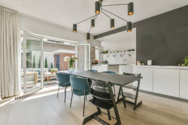 Yemek odasının içinde.