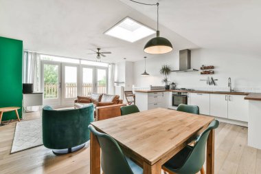 Parlak yemek odası.