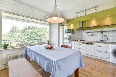 Yemek odasının içinde.