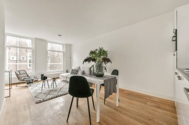 Parlak yemek odası.