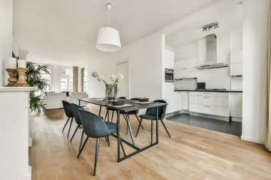 Parlak yemek odası.