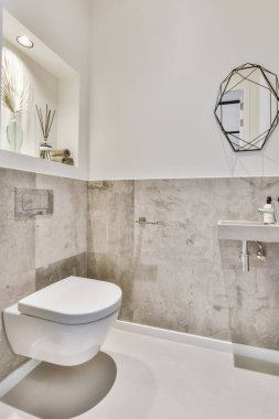 Küçük temiz tuvalet.