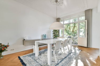 Parlak yemek odası.