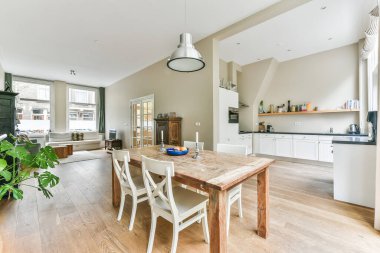 Parlak yemek odası.