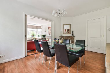 Parlak yemek odası.