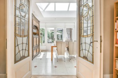 Yemek odasının içinde.