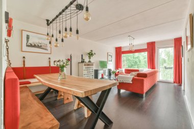 Yemek odasının içinde.