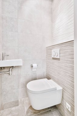 Küçük temiz tuvalet.