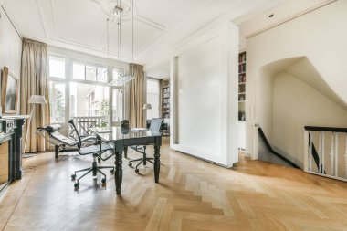 Parlak yemek odası.