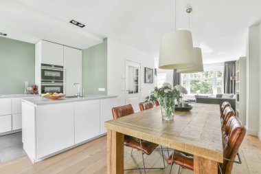 Yemek odasının içinde.