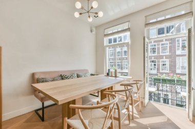 Yemek odasının içinde.