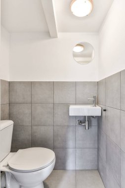 Küçük temiz tuvalet.