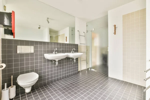 Cuarto de baño pequeño limpio —  Fotos de Stock