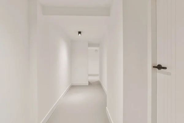 Długi pusty korytarz — Zdjęcie stockowe