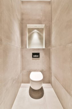 Küçük temiz tuvalet.