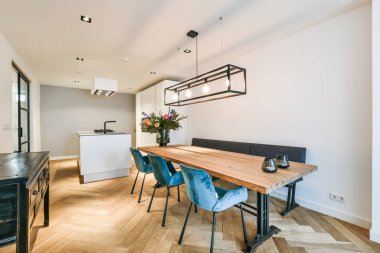 Parlak yemek odası.