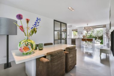 Parlak yemek odası.