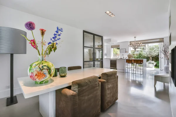 Parlak yemek odası.