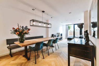 Parlak yemek odası.