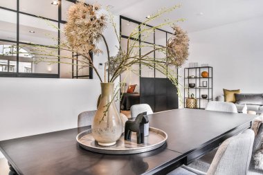 Parlak yemek odası.