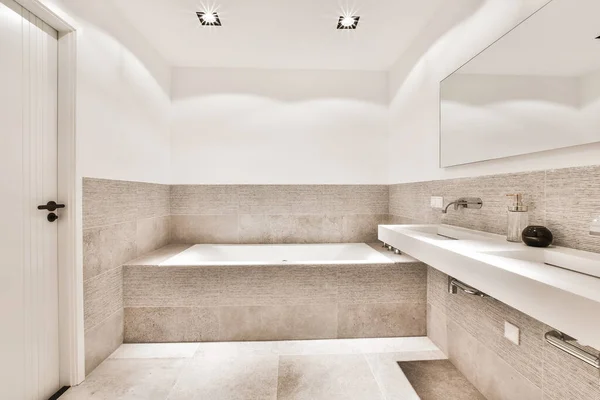 Ванна кімната з ванною — стокове фото
