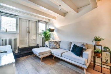 Zarif bir oturma odası.