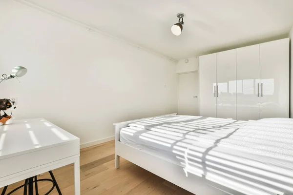 Яскравий дизайн спальні — стокове фото