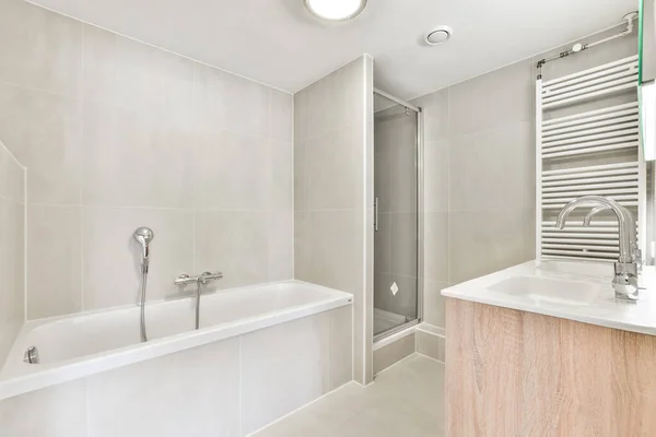 Bathroom with a bathtub — Stock Photo, Image