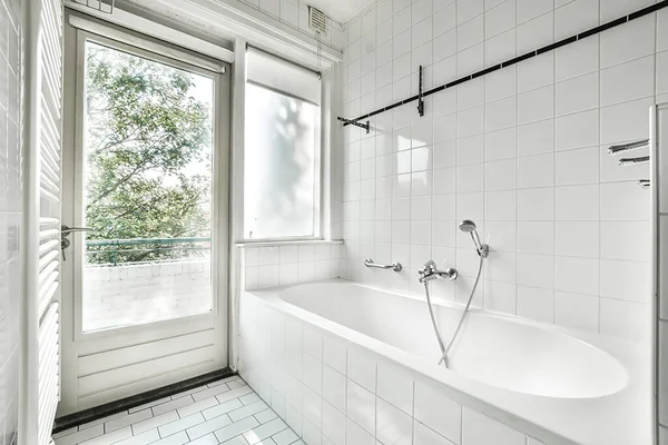 Badkamer met ligbad — Stockfoto