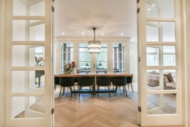 Modern yemek odası.