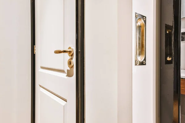 Proste białe drzwi z metalową rączką — Zdjęcie stockowe