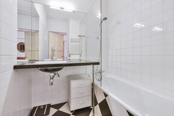 Ванная комната с ванной — стоковое фото