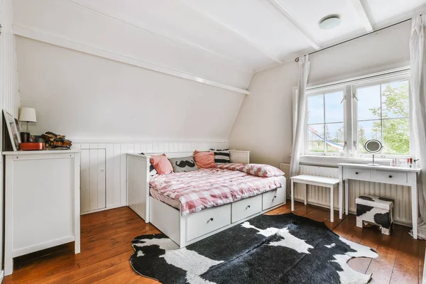 Parlak yatak odası tasarımı — Stok fotoğraf