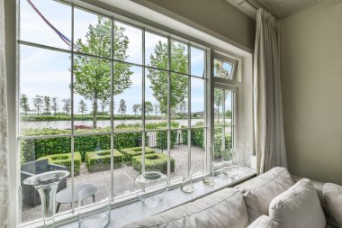 Zarif bir oturma odası.